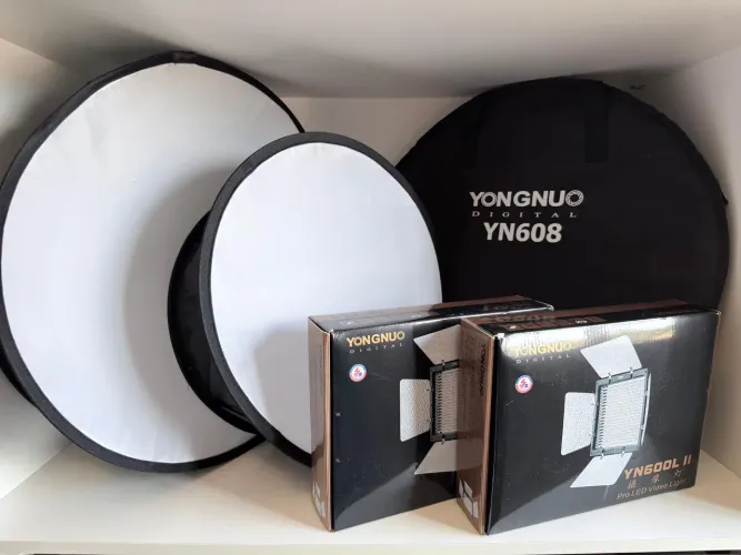 Iluminador LED Profissional Yongnuo YN600L II com Fonte e Controle<br>