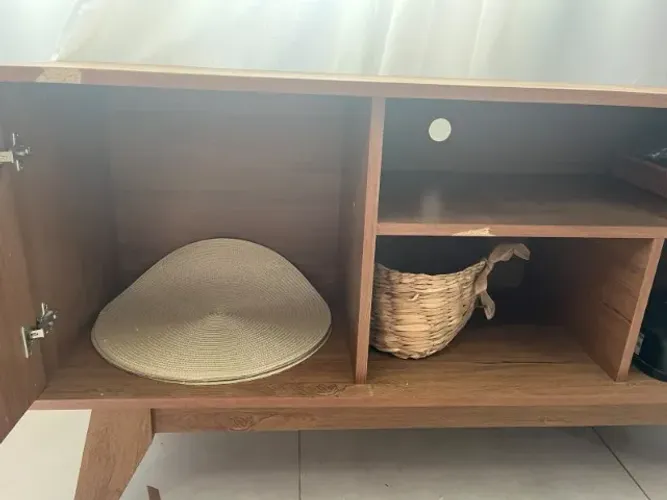 Rack para TV amadeirado com portas e nichos
