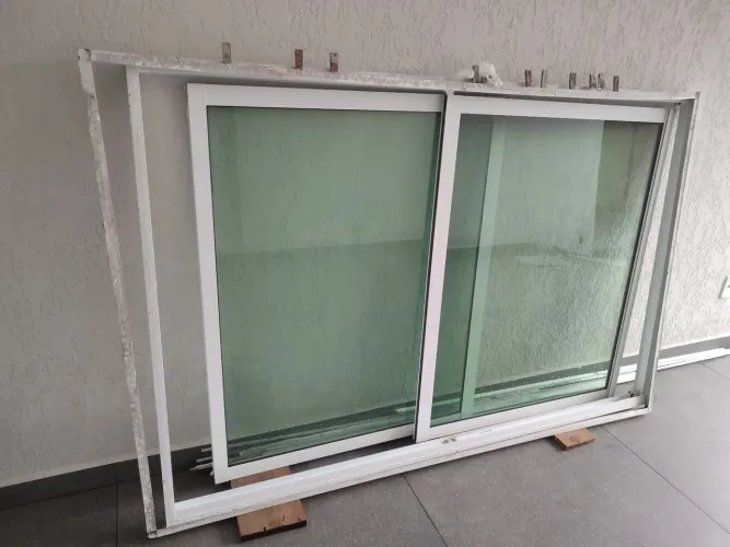 Janela de alumínio branca linha suprema completa 2 folhas com vidro verde