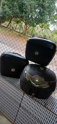 Vende -se baús Givi para moto oportunidade pra quem gosta de viajar!!