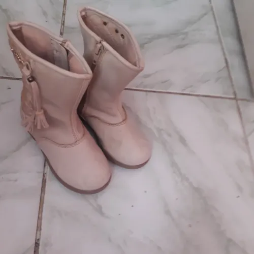 Vendo essa linda Bota infantil de Ziper tamanho 25 lindo detalhe em tecido tipo camurça