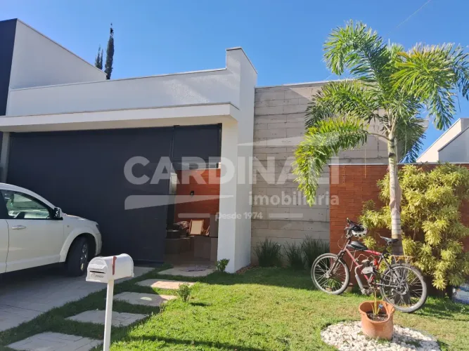 Linda casa em condomínio, com 03 suítes e piscina.