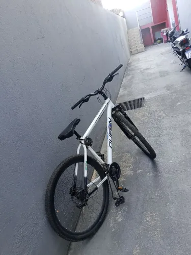 Vendo bicicleta Queen 2025 só com batida na parte traseira