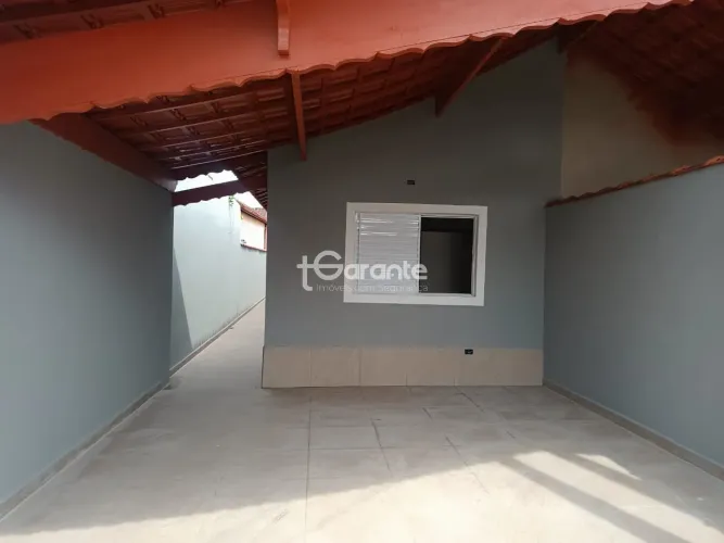 Casa para venda de 162m² com 3 quartos, piscina e 2 vagas em Mongaguá/SP