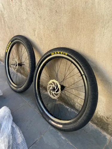 maxxis hookworm aro 26