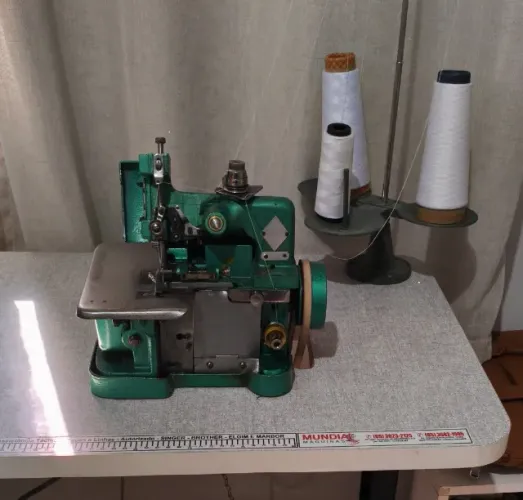 Máquina de costura overloque
