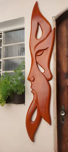 Escultura de madeira entalhada / restaurada slto brilho para parede. Rosto em perfil
