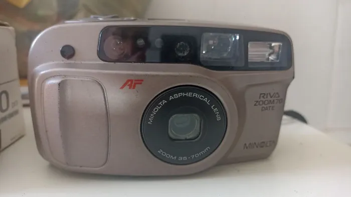 Minolta Riva Zoom 70 Date, uma câmera analógica 35 mm com lente zoom 35-70 mm.