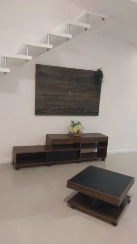 Vendo conjunto para sala de estar. Rack painel e mesinha de centro