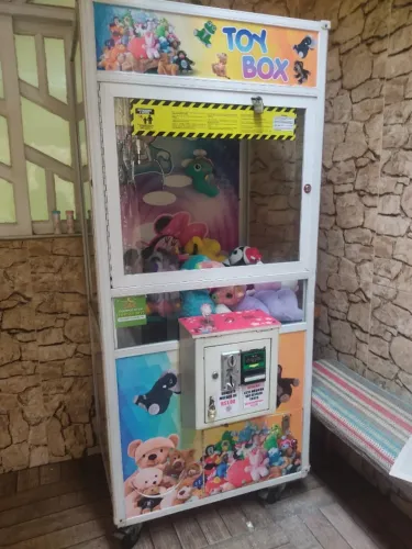 Maquina de bichos de pelúcia cheia, grua, garra. Venda automática, nota ou moeda. Toy box