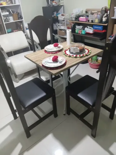 Mesa quadrada + 3 cadeiras 