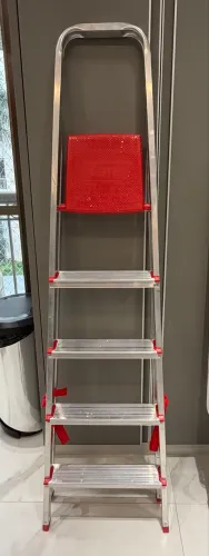 Escada de alumínio com 5 degraus.