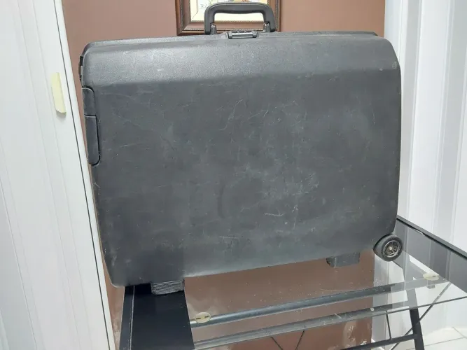 Mala Sansonite com alça  puxador duas rodas para ser carregada na diagonal.