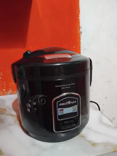Panela elétrica Britânia nova 