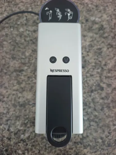 Cafeteira Nespresso com pouco uso(acompanha cápsulas reutilizáveis)