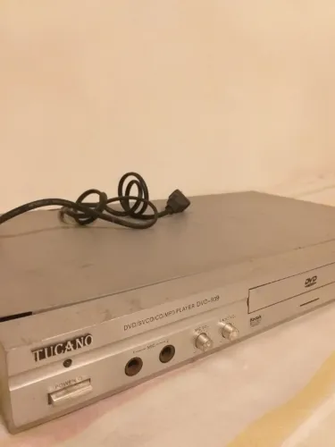 Player de DVD/SVCD/CD/MP3 da marca Tucano, modelo DVD-939
