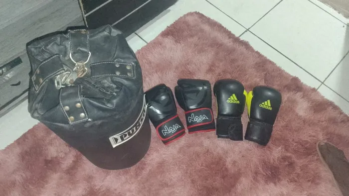 Saco de pancada com luvas