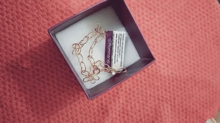 Vende uma pulseira da romannel.