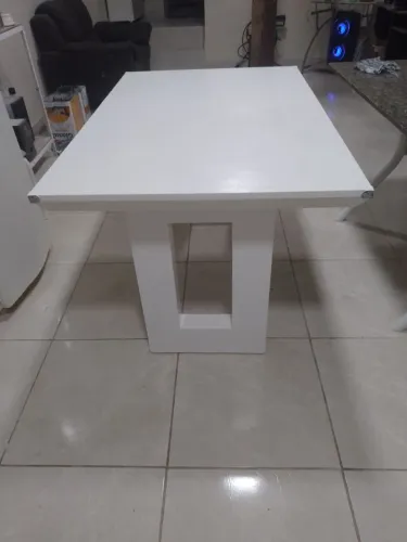 Mesa branca laqueada.