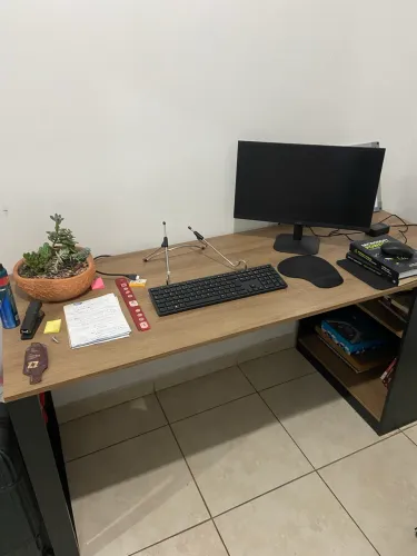Mesa de Escritório - Menos de 1 ano de uso