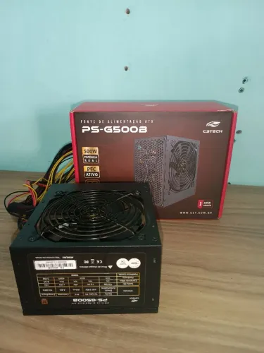 Fonte com 500W de potência real, certificação 80 Plus Bronze e PFC Ativo.