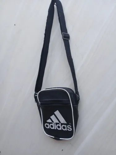Vendo uma pochete de ombro com 3 bolsos 30 reais moro no bairro São Gabriel BH