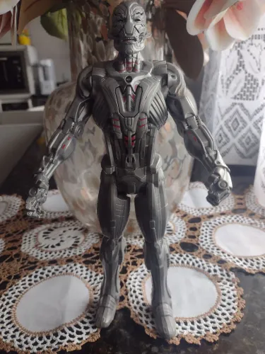 boneco eletrônico Ultron da Marvel