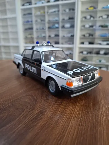 Miniatura Police Welly 1/24 Volvo 240 Gl 1986 Police Noruega