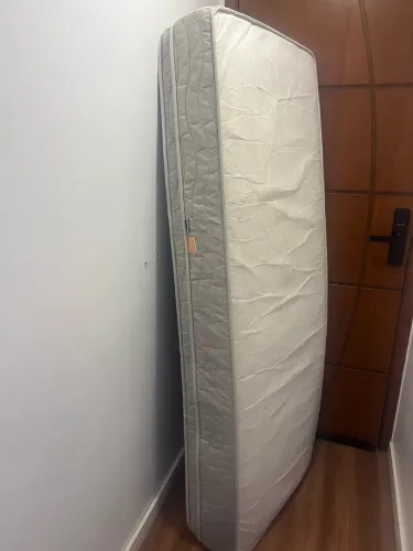 1 colchão de solteiro da marca Euroflex.