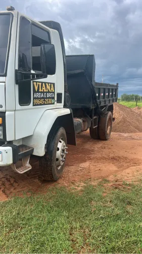 Caminhão toco caçamba