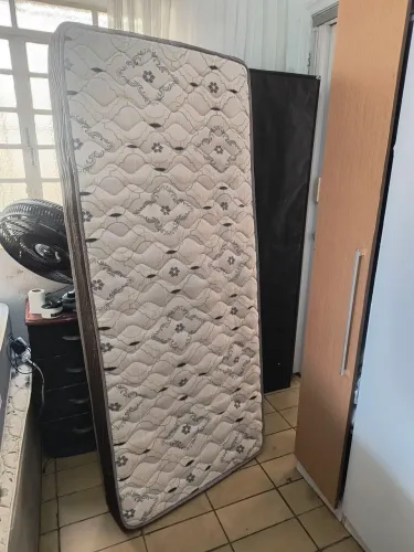 Cama de solteiro com colchão 