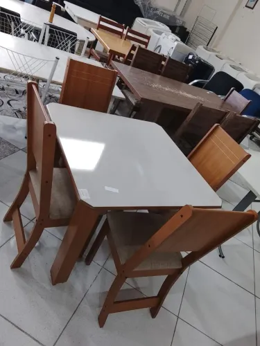 MESA NOVA COM 4 CADEIRAS