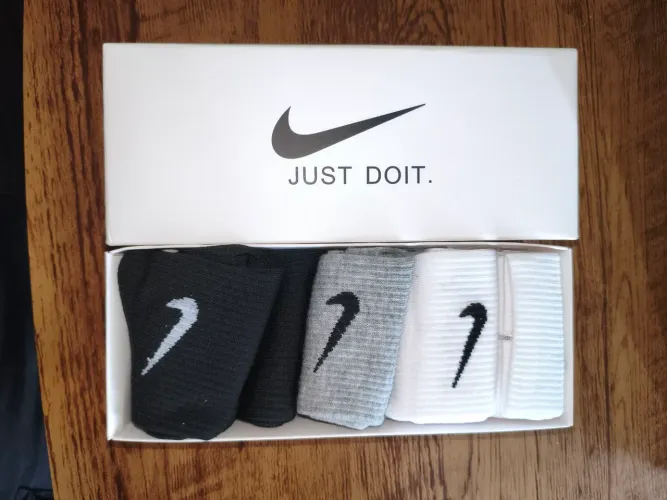 Kit 5 pares de meias Nike.