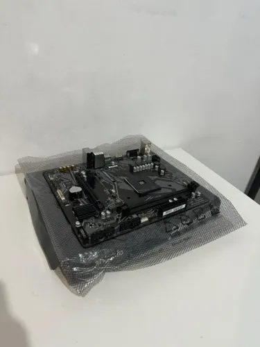 placa mãe A520m com problema de intermitência acompanha caixa