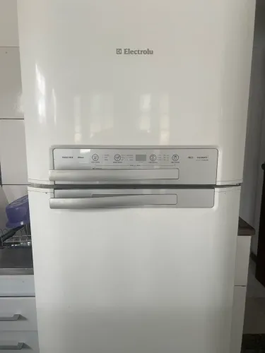 Vendo geladeira Electrolux, congelador separado semi nova