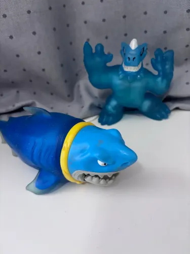Dois bonecos elásticos GOO JITZU
