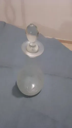 Licoreira em vidro com detalhes em alto relevo