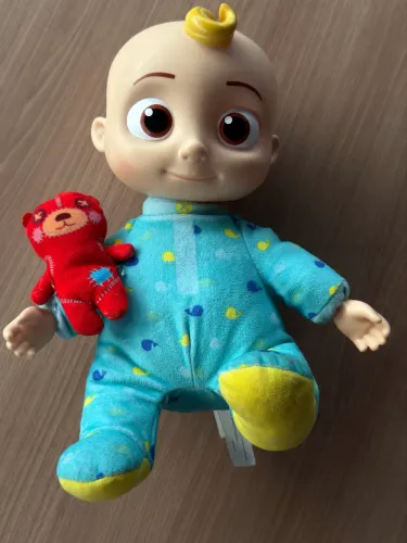 Boneco JJ CoComelon Musical + Ursinho