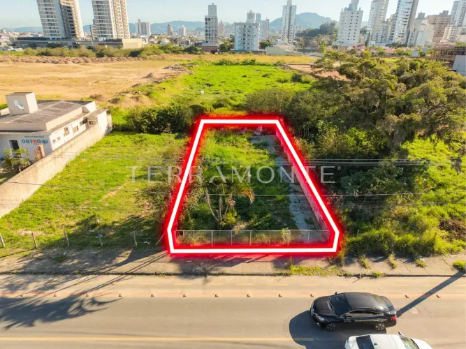 Imóvel para venda tem 354 metros quadrados em Vila Moema - Tubarão - SC
