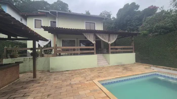 Imóvel para venda tem 320 metros quadrados com 4 quartos