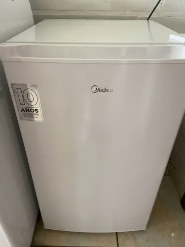 Frigobar Midea 124L branco, espaço para verduras removível. Ideal para quarto casa comerc