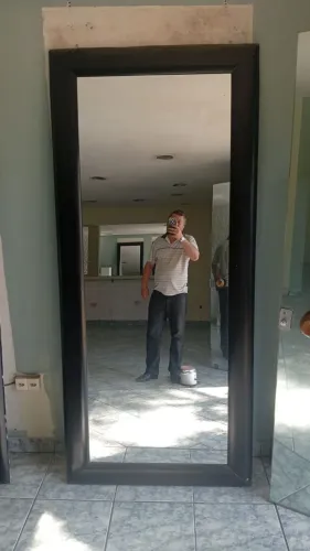 Espelho com moldura de madeira