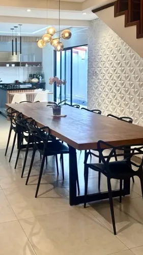 Mesa de jantar de 8 lugares e 6 cadeiras