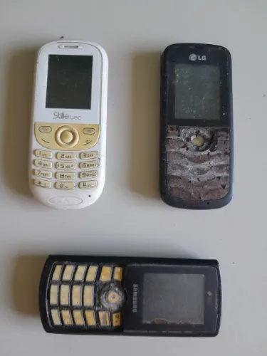 Celulares antigos quebrados 
