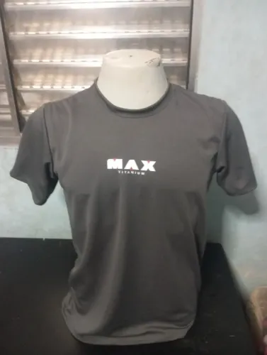 Vendo essa camiseta de malha dry Fit da Max Titanium nova
