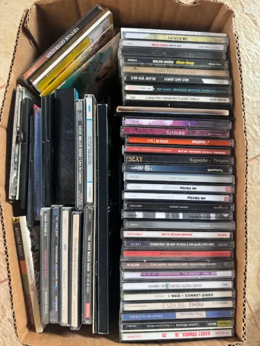 Caixa com aproximadamente 60 CDS - Jazz, Brasileira, Classica, Pop.