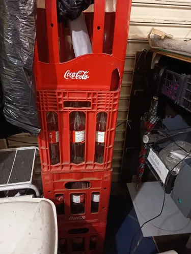 Garrafa e engradado Coca cola retornável 2L