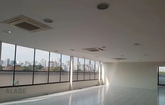 Espaçosa Casa Comercial no Brooklin - SP