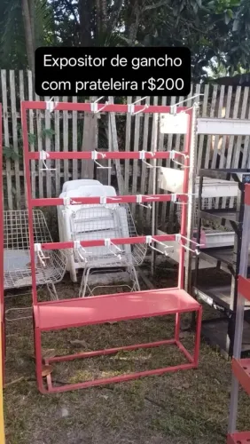 Expositor de gancho com prateleira