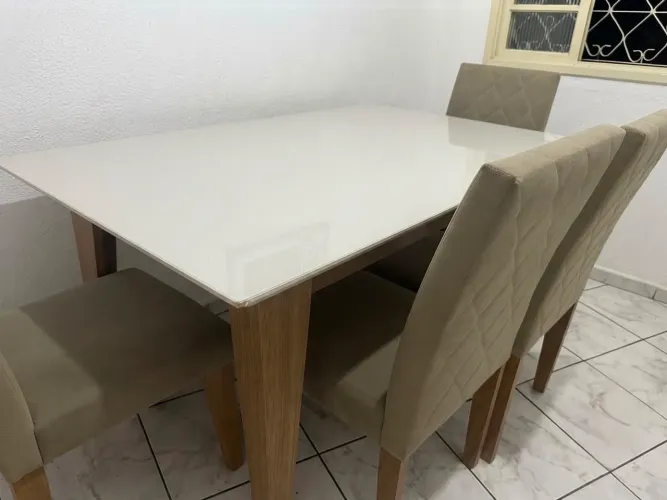 Mesa com 4 cadeiras
